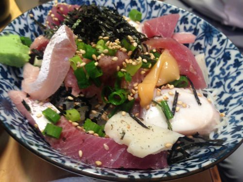 お任せ海鮮丼と豚汁ランチを味わう！新橋 居酒屋富士山