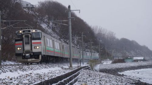 日本随一の珍しい通勤列車・函館本線963M～小樽駅「かにめし」(980円)